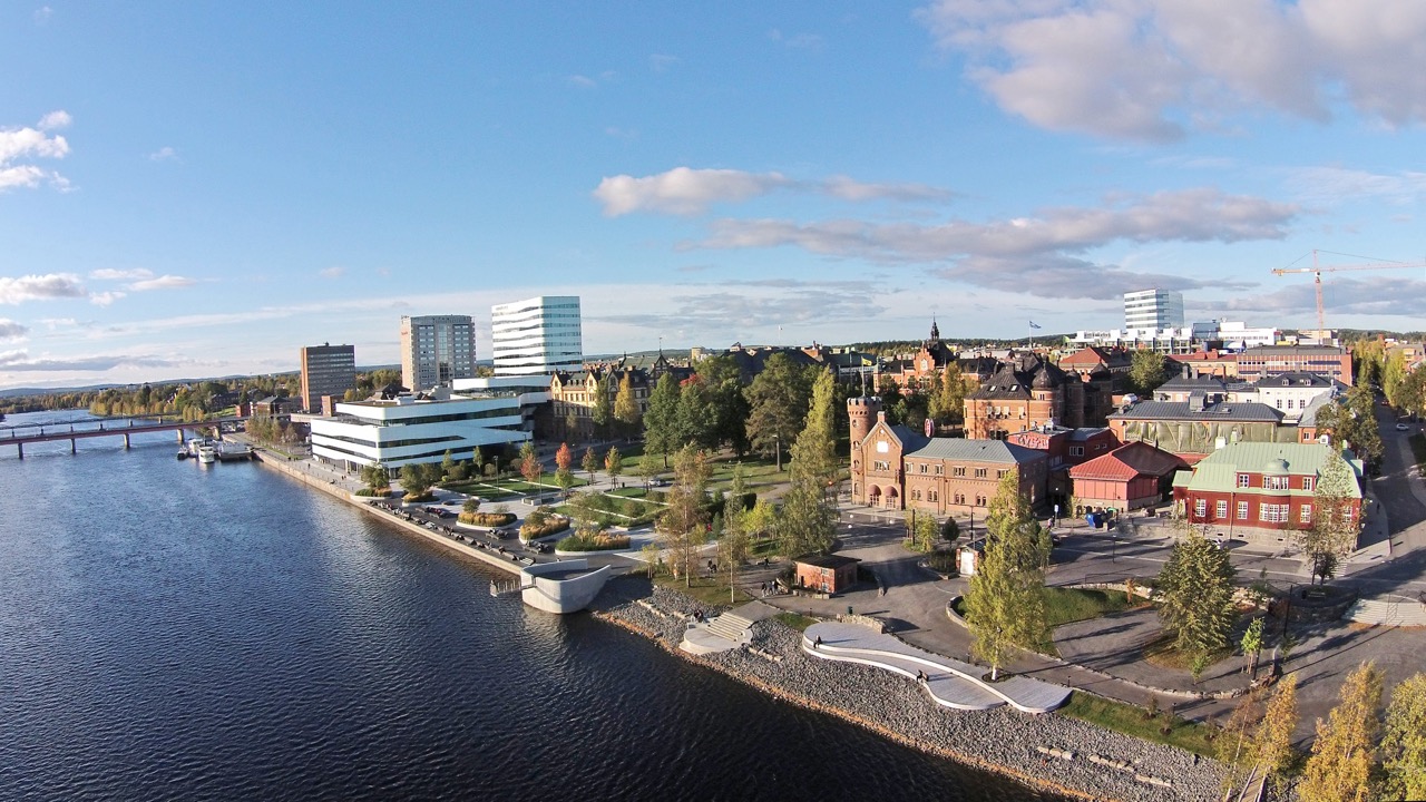 Flygbild över Umeå med utsikt över älven och stadsparken